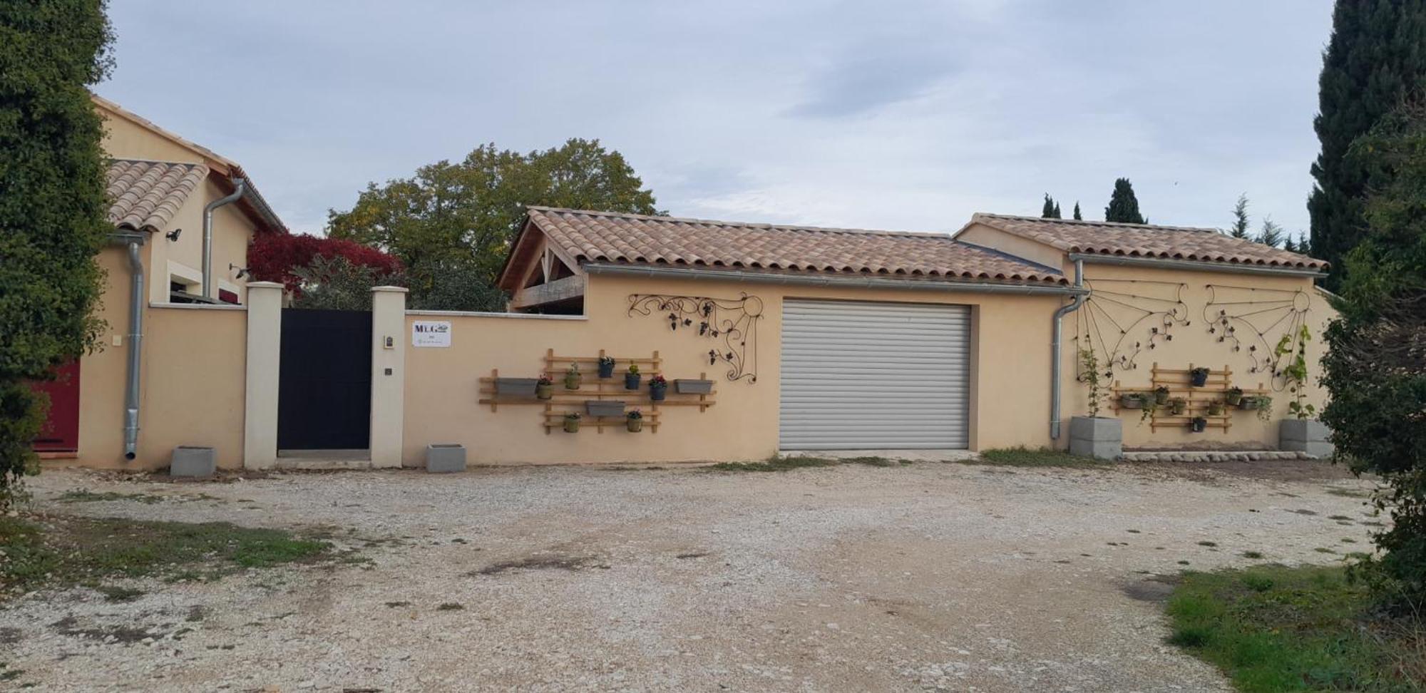 Mas La Gentille: Countryside Retreat with Pool and Private Garden Pernes-les-Fontaines Exterior photo
